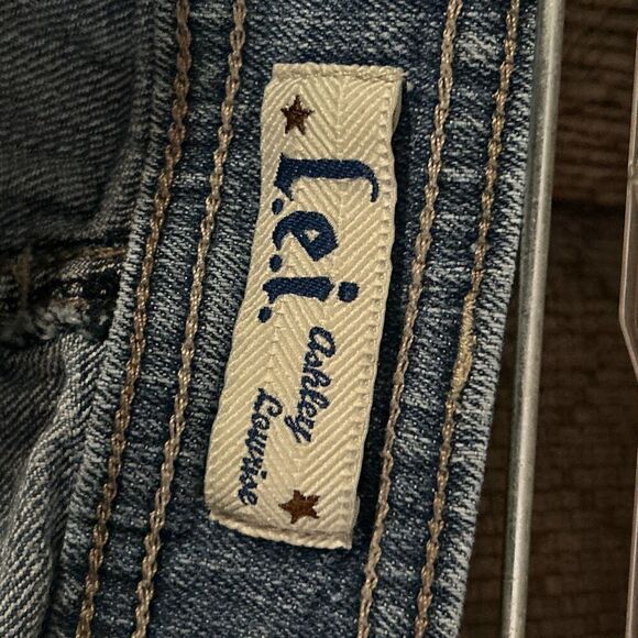 l.e.i. Cropped Jeans with Embroidered Pockets - Size 15 (Minor Flaw) - Picture 7 of 7